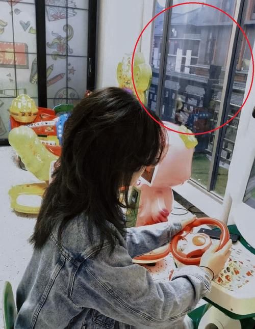 拥有 对色灯箱、耐磨测试机、二次元、耐黄变试验箱、恒温恒湿试验箱等生产检测设备