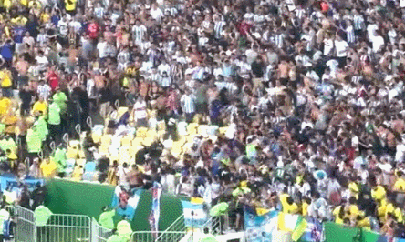 南美德比球迷在看台爆发冲突，梅西劝架无效，