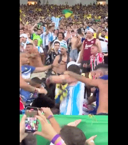 南美德比球迷在看台爆发冲突，梅西劝架无效，