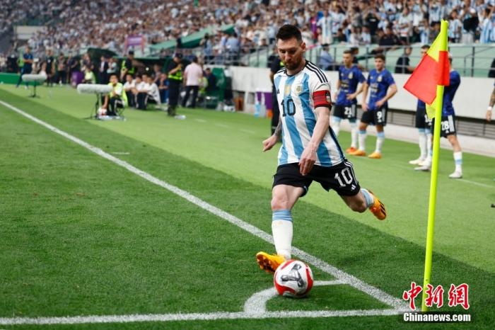 南美德比球迷在看台爆发冲突，梅西劝架无效，