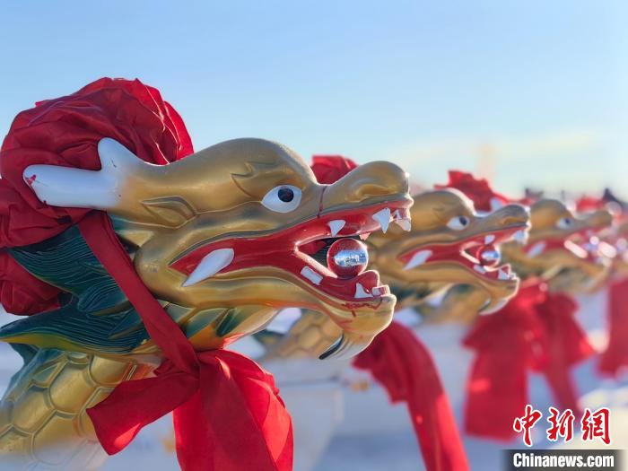 新春走基层:锡林郭勒乌拉盖冰上龙舟狂飙赛点