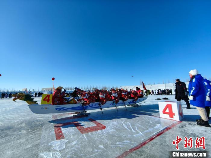 新春走基层:锡林郭勒乌拉盖冰上龙舟狂飙赛点