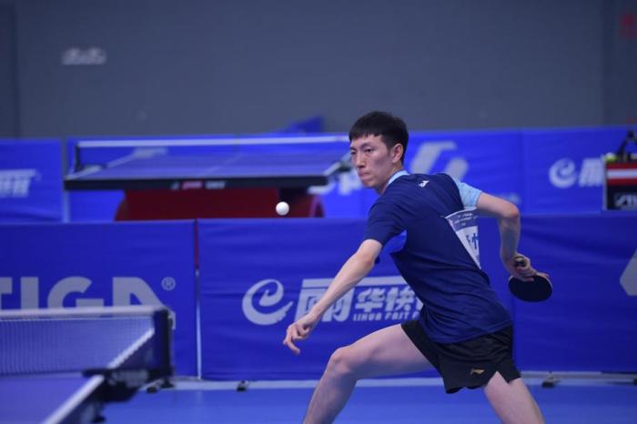 刘国正现身赛场助阵 乒乓球团体赛群英组冠军再