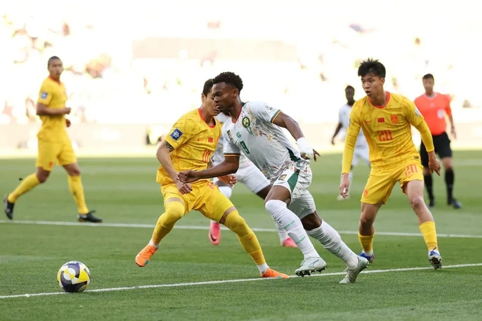 国足0-2惨败喀麦隆 黄健翔质疑541阵型局限性