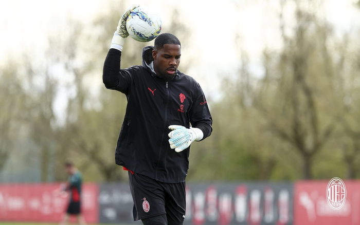 AC米兰双星回归球队训练 莱奥加比亚专注个人计