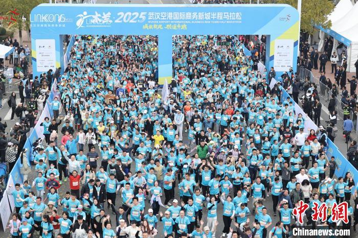 肯尼亚选手破赛会纪录揽半马冠军 武汉空港半马