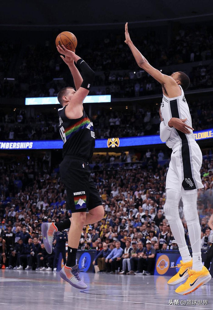 约基奇40+13助攻率掘金加时险胜马刺